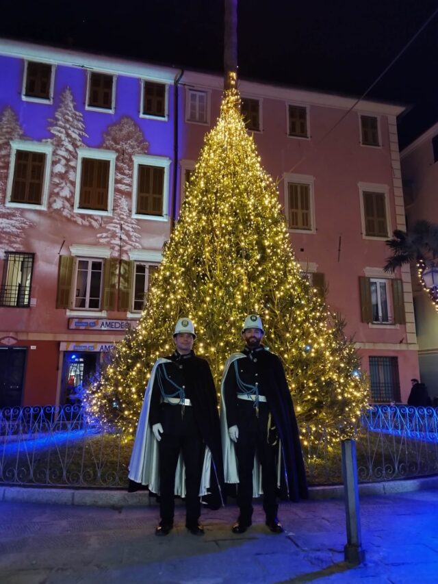 Ad Alassio, durante le feste, la Polizia Locale è in alta uniforme Ad Alassio, durante le feste, la Polizia Locale è in alta uniforme