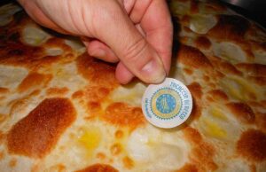 Recco, la focaccia col formaggio Igp è al primo posto su TasteAtlas Taste Atlas premia la Liguria con la Focaccia di Recco