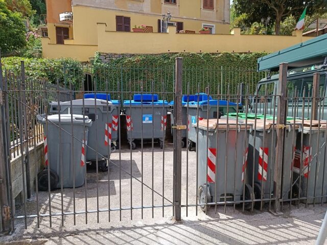 Recco, nuova postazione recintata per i rifiuti in piazzale Ricina