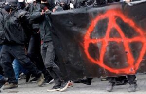 Documenti falsi, anarchico Dolce condannato a 1 anno e 4 mesi Protesta anarchica a Genova per le condizioni dei detenuti in carcere