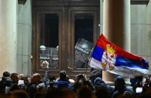 Elezioni a Belgrado, violenti scontri nella notte tra antigovernativi e Polizia