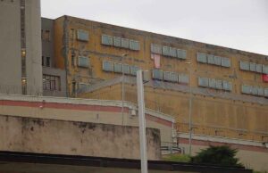 Detenuto violento ferisce un agente e un compagno di cella nel carcere di Pontedecimo Detenuto violento ferisce un agente e un compagno di cella nel carcere di Pontedecimo