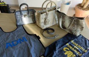 GdF e Dogane: sequestro borse e cinture pitone, multa 5mila euro