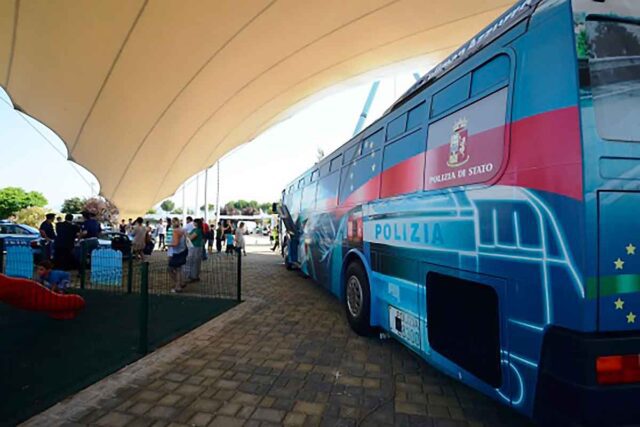 Il Pullman Azzurro della polizia fa tappa alla Spezia e a Sarzana Il Pullman Azzurro della polizia fa tappa alla Spezia e a Sarzana