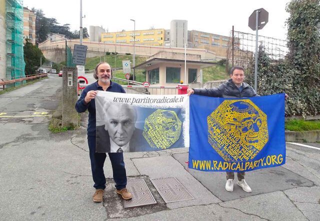 Esponenti del Partito Radicale in visita al carcere di Pontedecimo
