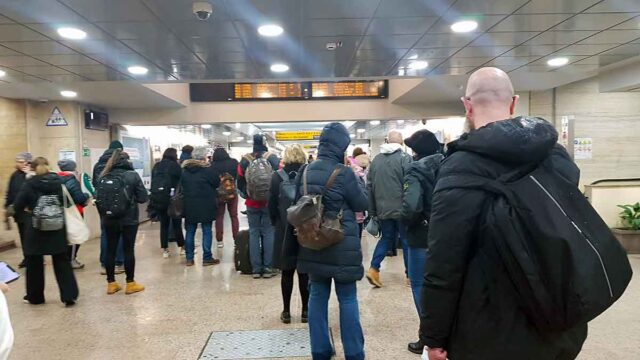 Prosegue anche oggi lo sciopero dei treni: rischio caos Prosegue anche oggi lo sciopero dei treni: rischio caos