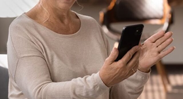 telefonino cellulare anziana pensionata