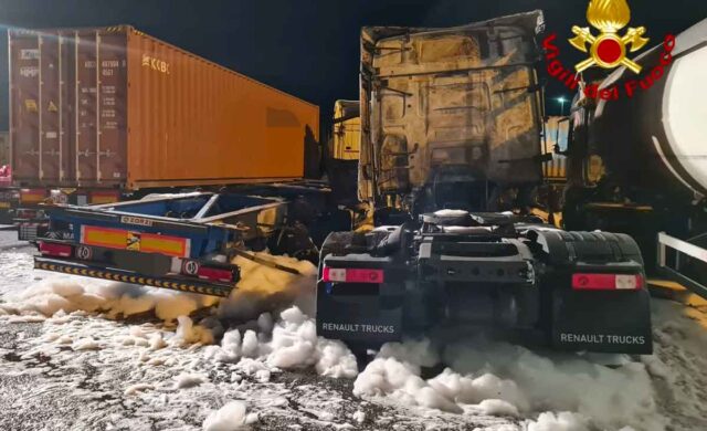 Genova Pra’, camion a fuoco vicino a cisterna gpl: fiamme spente dai VVF Genova Pra’, camion a fuoco vicino a cisterna gpl: fiamme spente dai VVF