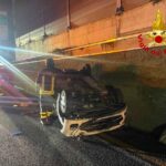 Incidente in A12, auto si cappotta al bivio per l’A7