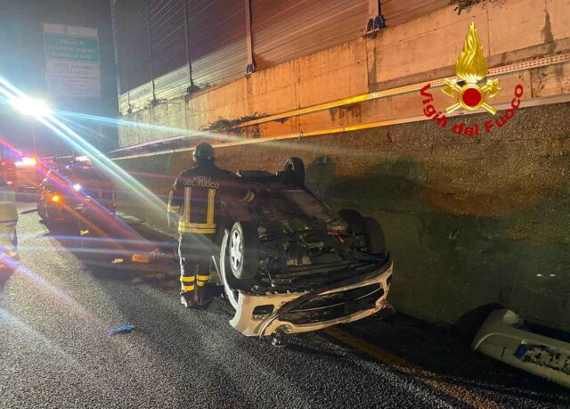 Incidente in A12, auto si cappotta al bivio per l’A7