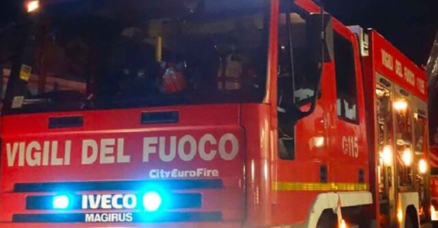 Cogoleto, palma e furgone in fiamme: sospetto incendio doloso Cogoleto, palma e furgone in fiamme: sospetto incendio doloso