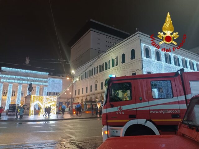 VVF recuperano drone caduto sul tetto dell’Accademia VVF recuperano drone caduto sul tetto dell’Accademia