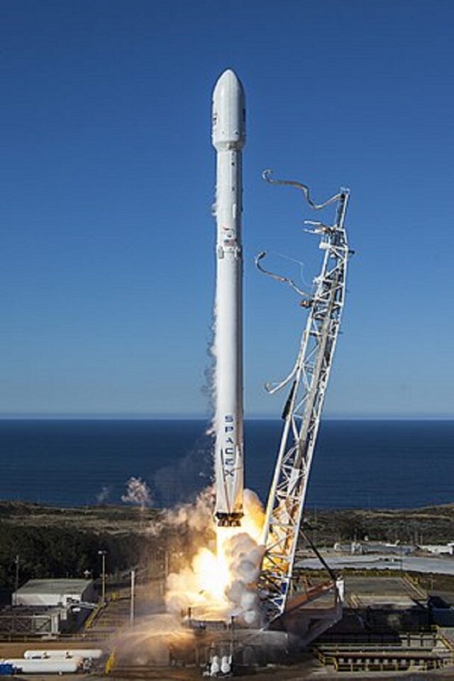 Falcon 9, il razzo di Space X è decollato, a bordo c’è un italiano