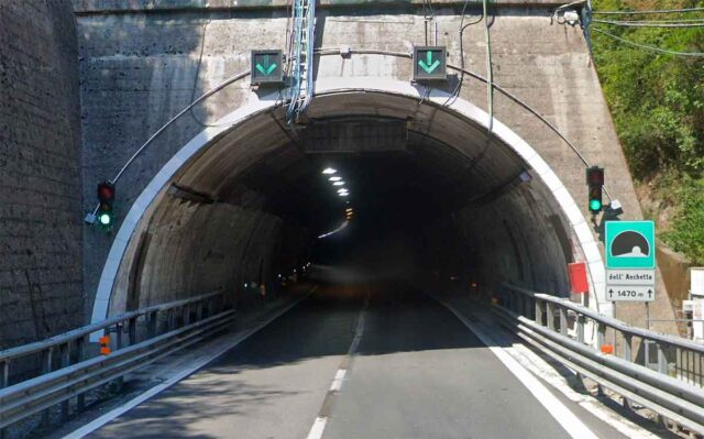 A12, cavo si stacca in galleria tra Chiavari e Rapallo: rallentamenti A12, cavo si stacca in galleria tra Chiavari e Rapallo: rallentamenti