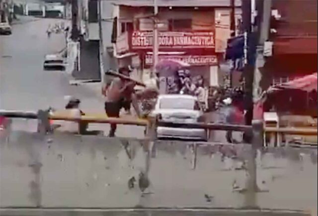 ecuador-un-giovane-imbraccia-un-bazooka Sabato 13 gennaio la fiaccolata per la pace in Ecuador a Genova