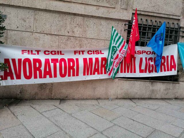 Protesta marittimi a Genova contro il taglio dell'indennità di malattia