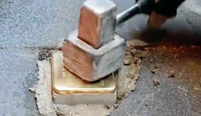 La Spezia, pietre d’inciampo in città per ricordare cittadini e poliziotti La Spezia, pietre d’inciampo in città per ricordare cittadini e poliziotti
