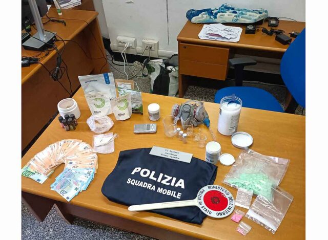 Sestri Ponente, trovato dalla polizia con diverse droghe sintetiche Sestri Ponente, trovato dalla polizia con diverse droghe sintetiche