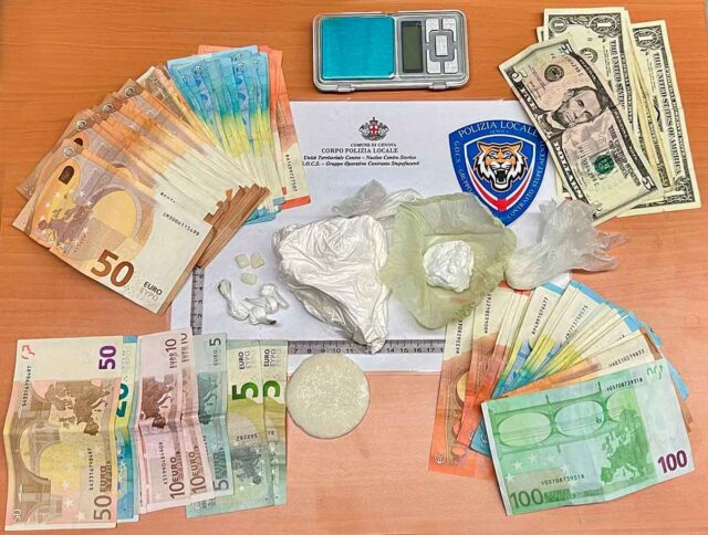 polizia-locale-genova-sequestro-cocaina-denaro Riforniva spacciatori del centro storico, straniero arrestato dalla polizia locale