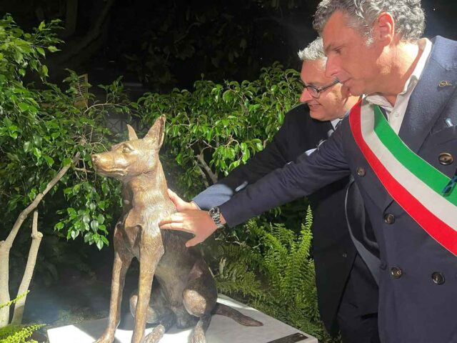 Inaugurata a Rapallo la statua canina: simbolo degli animali d'affezione