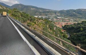 Precipita da viadotto della A10: morto un uomo di 33 anni Precipita da viadotto della A10: morto un uomo di 33 anni