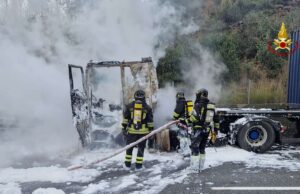 A10, tir a fuoco vicino al casello di Varazze A10, tir a fuoco vicino al casello di Varazze