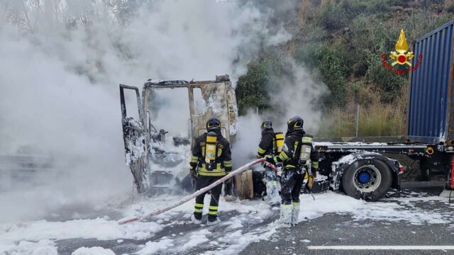A10, tir a fuoco vicino al casello di Varazze A10, tir a fuoco vicino al casello di Varazze