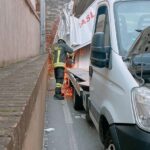 Voltri, furgone si incastra in via Merle e blocca la strada