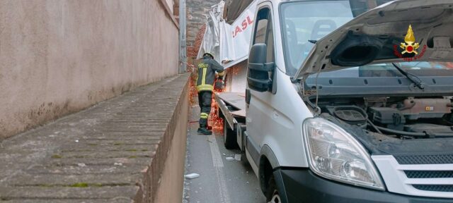 Voltri, furgone si incastra in via Merle e blocca la strada Voltri, furgone si incastra in via Merle e blocca la strada