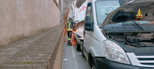 Voltri, furgone si incastra in via Merle e blocca la strada