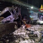 Terminal traghetti, incendio autotreno | Aggiornamento