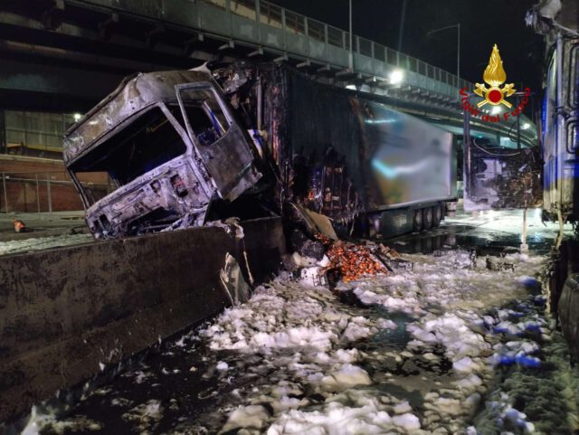Terminal traghetti, incendio autotreno | Aggiornamento Terminal traghetti, incendio autotreno | Aggiornamento
