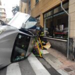Pegli, auto fuori controllo finisce su un fianco