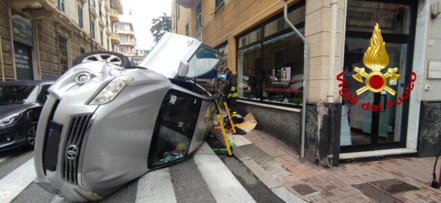 Pegli, auto fuori controllo finisce su un fianco Pegli, auto fuori controllo finisce su un fianco