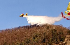 Incendio boschivo alla Spezia, 3 abitazioni evacuate. Canadair in azione