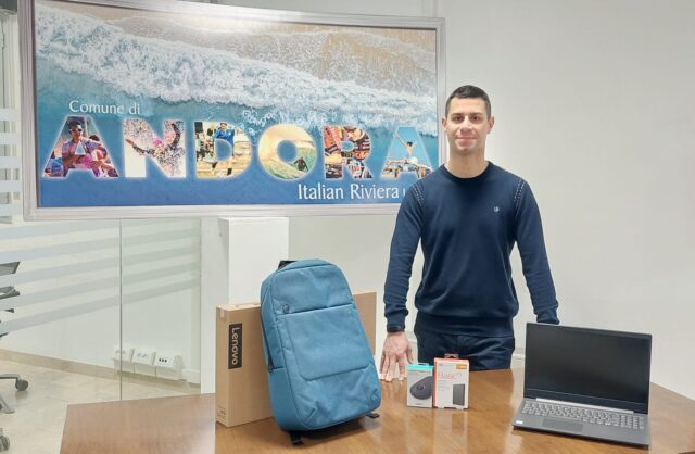 Andora – Il Comune premia gli studenti universitari meritevoli con un computer Andora – Il Comune premia gli studenti universitari meritevoli con un computer