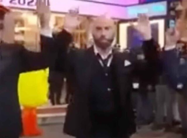 Sanremo 2024, l'esibizione di John Travolta diventa un caso Sanremo 2024, l'esibizione di John Travolta diventa un caso