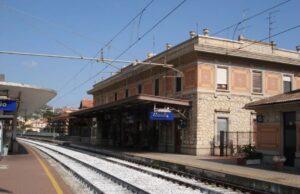 Plauso da parte dell’amministrazione comunale di Alassio Plauso da parte dell'Amministrazione Comunale di Alassio per il nuovo treno per la Riviera dei Fiori e la Costa Azzurra