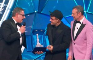 Sanremo, Toti premia Geolier con Lanterna di Genova in filigrana Sanremo, Toti premia Geolier con Lanterna di Genova in filigrana