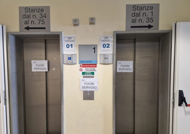 La segnalazione, grave disagio all’Asl3 Fiumara: gli ascensori non funzionano