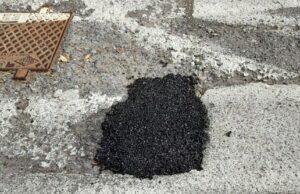 Annullata multa a pensionato che riparò buca. Comune condannato