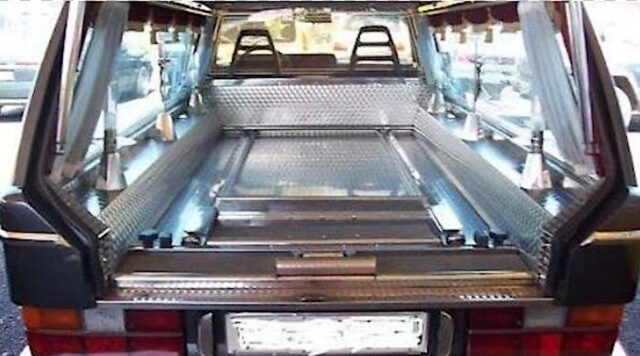 Guida ubriaco carro funebre e provoca incidente: patente ritirata Guida ubriaco carro funebre e provoca incidente: patente ritirata