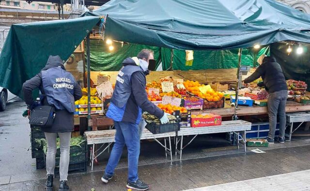 Chiosco abusivo a Brignole, sequestrate 203 casse di frutta