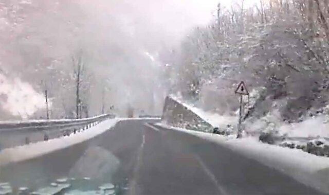 Tir intraversato sul Col di Nava - Statale 28: strada chiusa e code