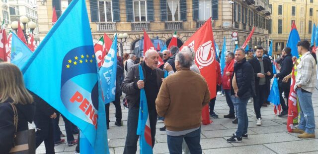 Sciopero e presidio degli edili sotto la Prefettura