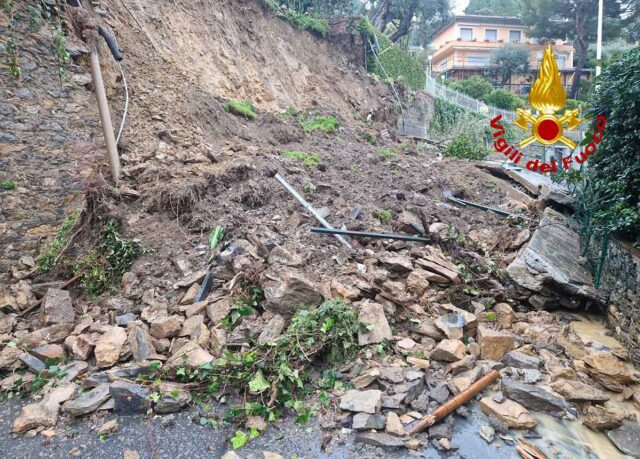 Frana a Pieve Ligure, trasporto garantito con mezzi del Comune Frana a Pieve Ligure, trasporto garantito con mezzi del Comune