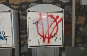 Scritte ViVi su muri casa editrice a Pietra Ligure, denunciati autori Scritte ViVi su muri casa editrice a Pietra Ligure, denunciati autori