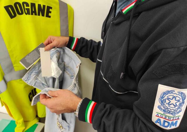 Seimila jeans dalla Cina senza etichetta, ADM sanziona importatore Seimila jeans dalla Cina senza etichetta, ADM sanziona importatore