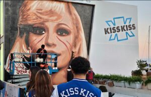 Kiss Kiss al Festival di Sanremo, lo street Artist Jorit celebra la Carrà Kiss Kiss al Festival di Sanremo, lo street Artist Jorit celebra la Carrà