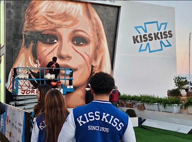 Kiss Kiss al Festival di Sanremo, lo street Artist Jorit celebra la Carrà